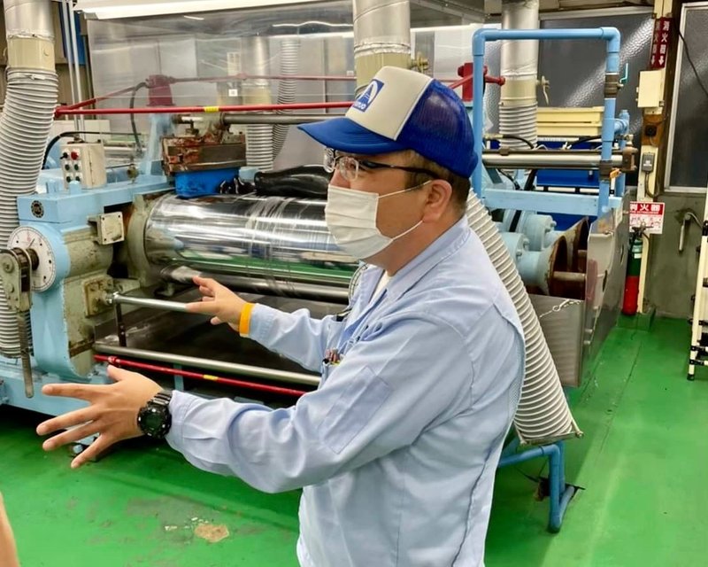 KINJO JAPAN製造責任者の吉年の工場説明の様子