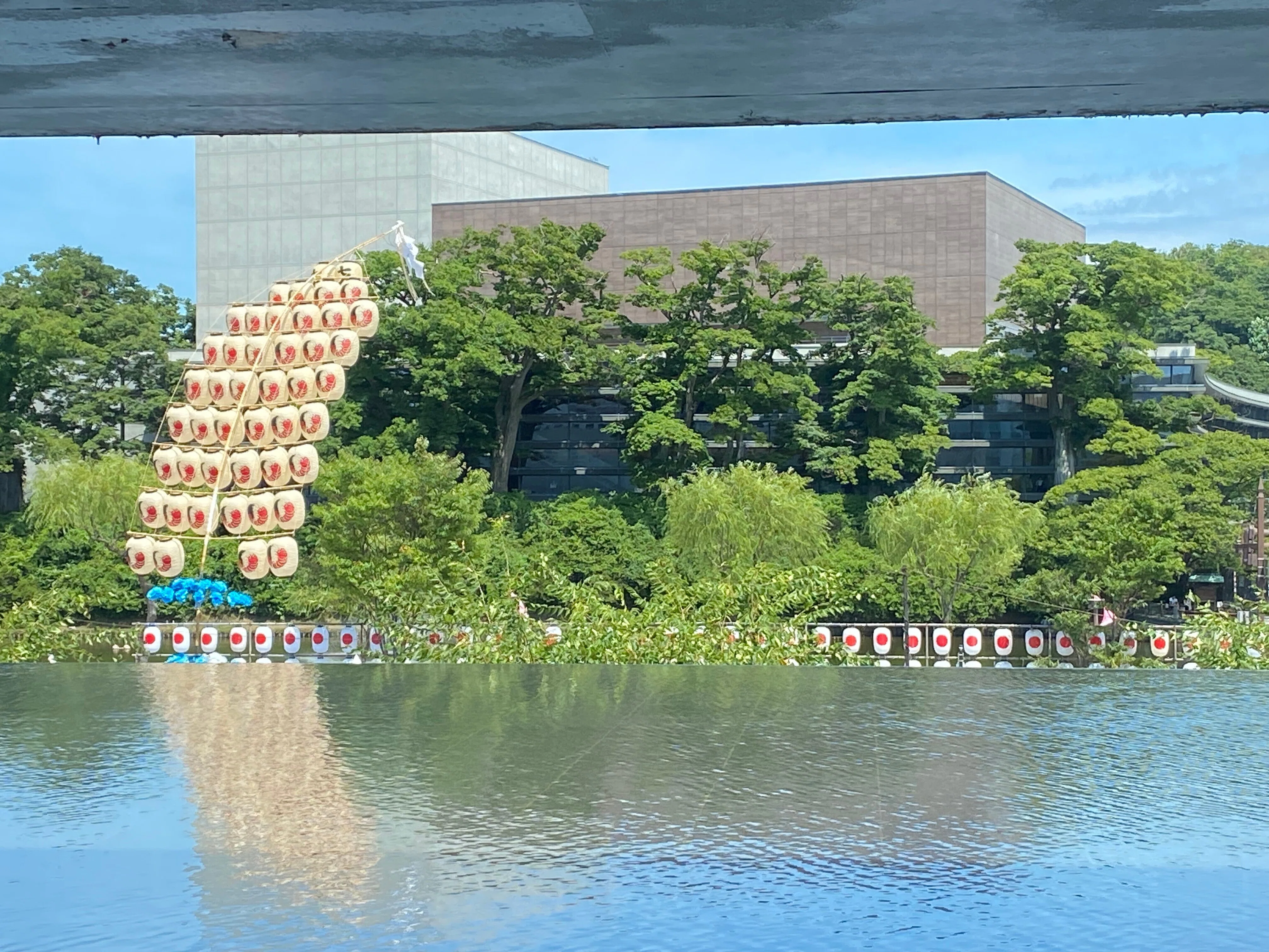 旅とアート｜藤田嗣治《秋田の行事》と竿燈まつりをいっぺんに