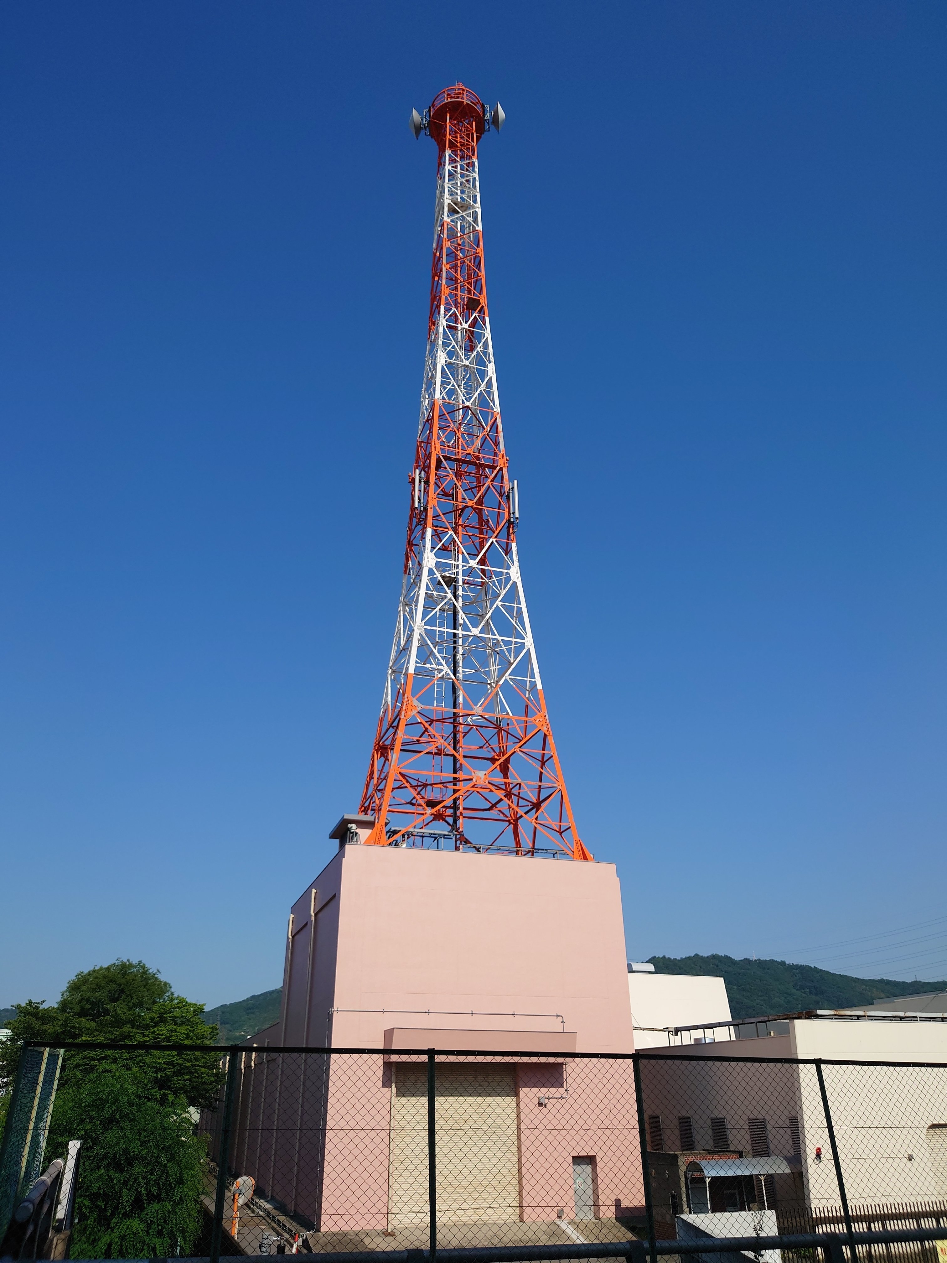 四條畷市、蔀屋交差点の電波塔｜俊樹