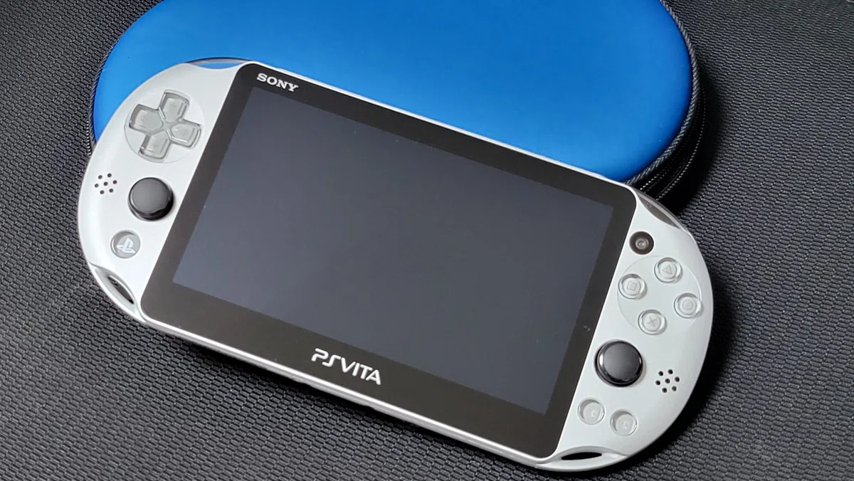 PlayStation®Vita 粘 アイス・シルバー Wi-Fi ソフト欠品