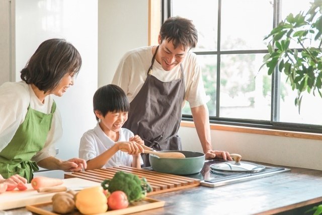 料理をする家族