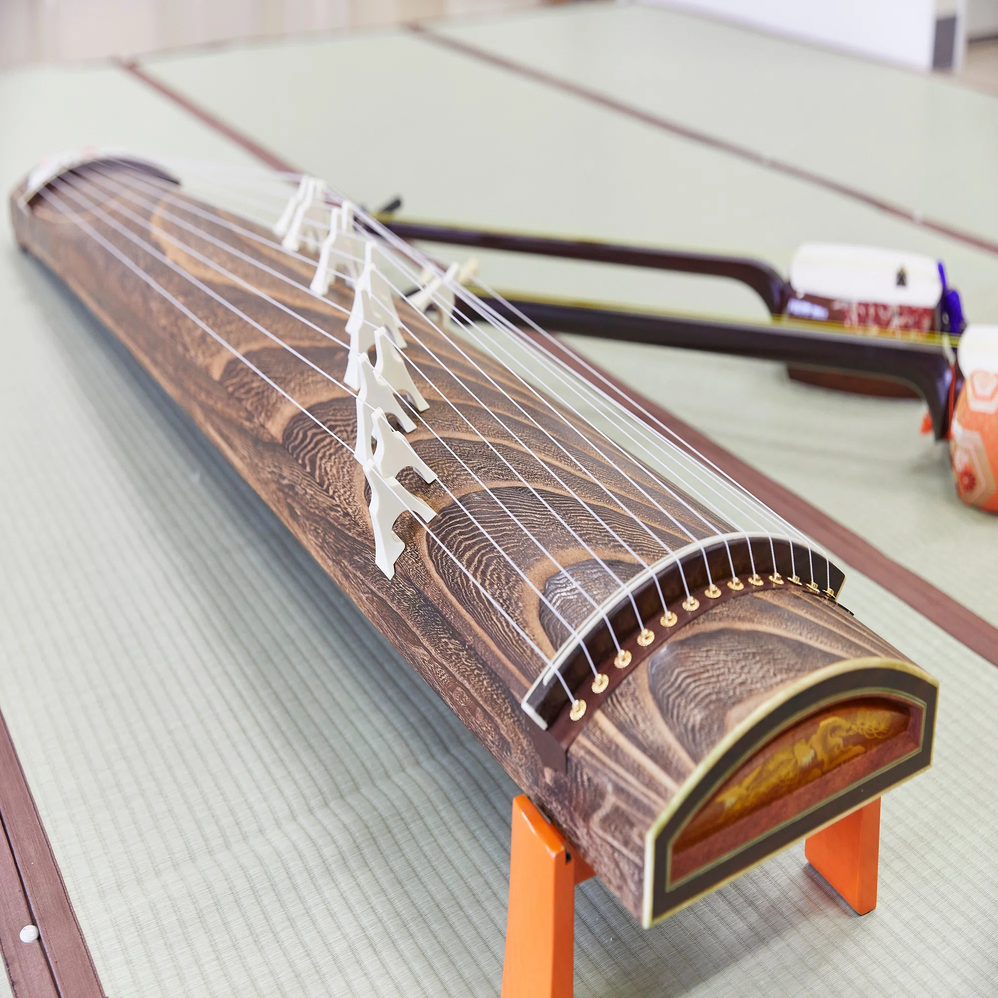古楽譜から伝承が途切れた三味線組歌の楽曲を復原。留学生に箏の魅力も 