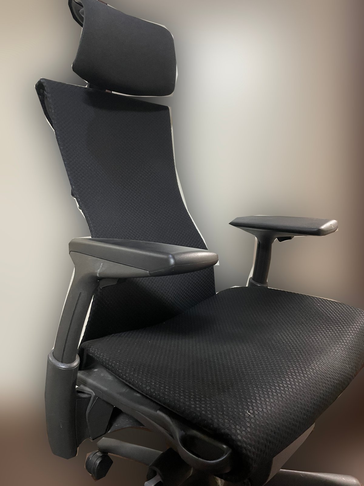 君のエンボディチェアにヘッドレストは付いているか（あるいはAtlas  