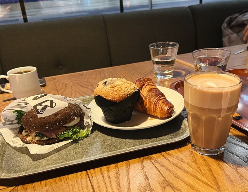 ヘルシンキ空港のカフェでの食事の様子