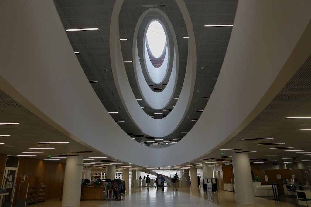 図書館ベル　♥さま ヘルシンキ図書館なら国立図書館へ。教会のような建築美に感動