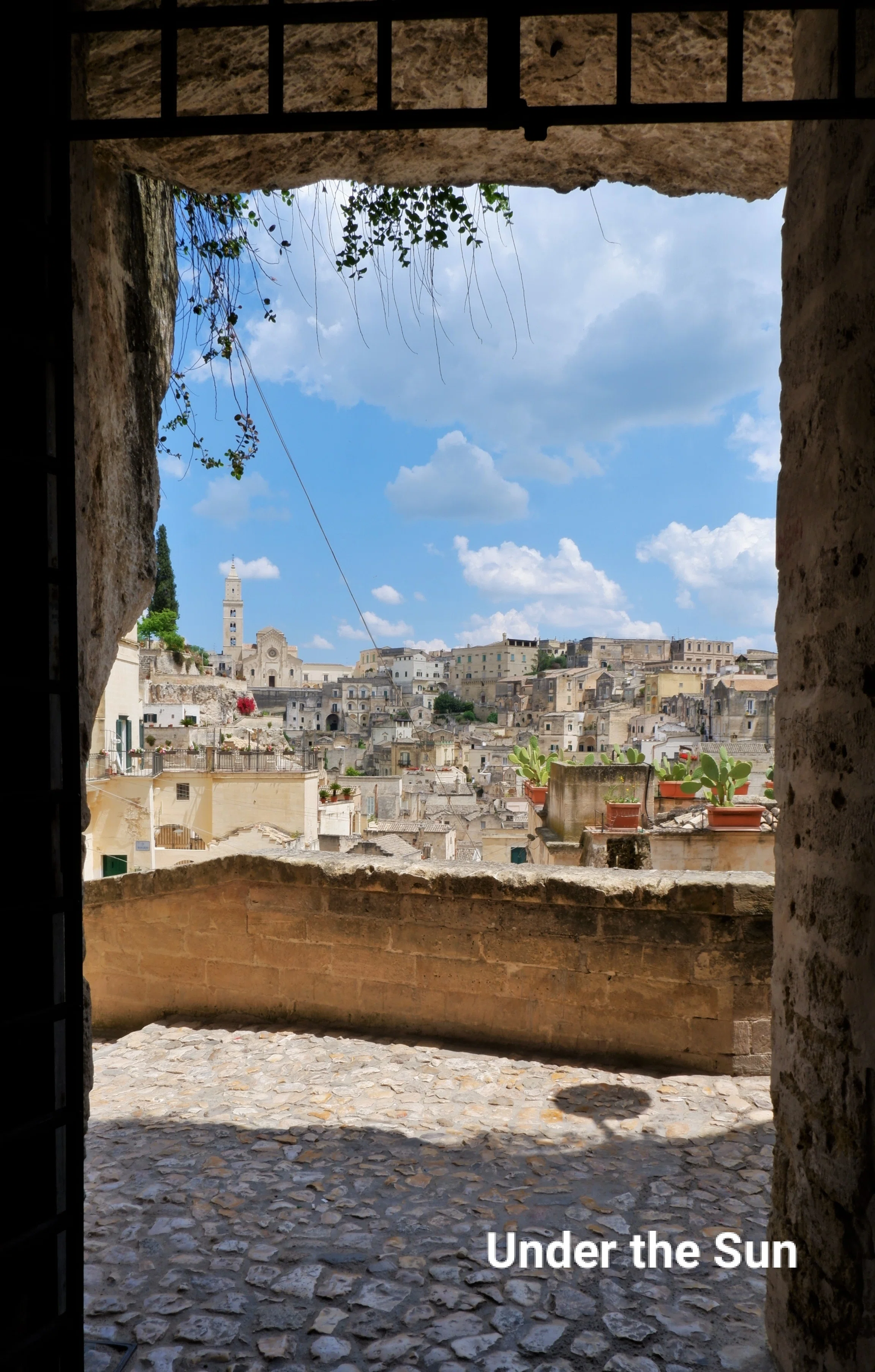 🇮🇹とにかく壮観！世界遺産、マテーラの洞窟居住区｜Under The Sun