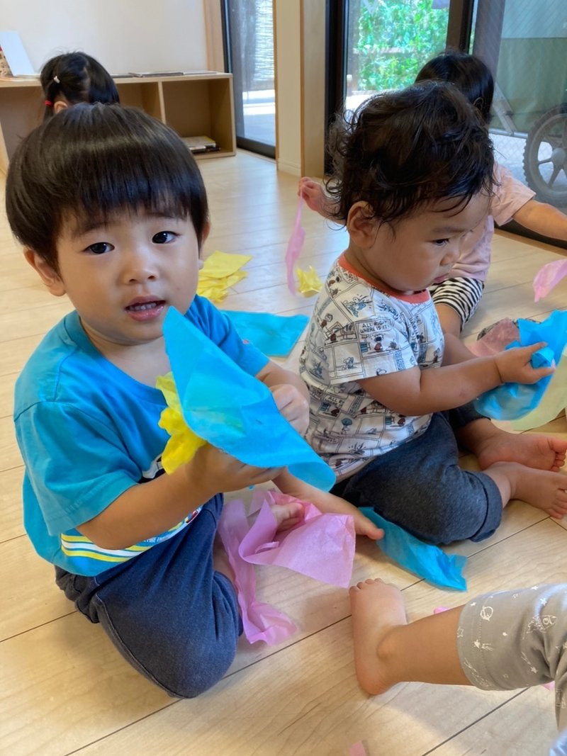 お花紙遊びで経験を遊びに！（マフィス白楽ナーサリー）｜マフィス（保育）公式note