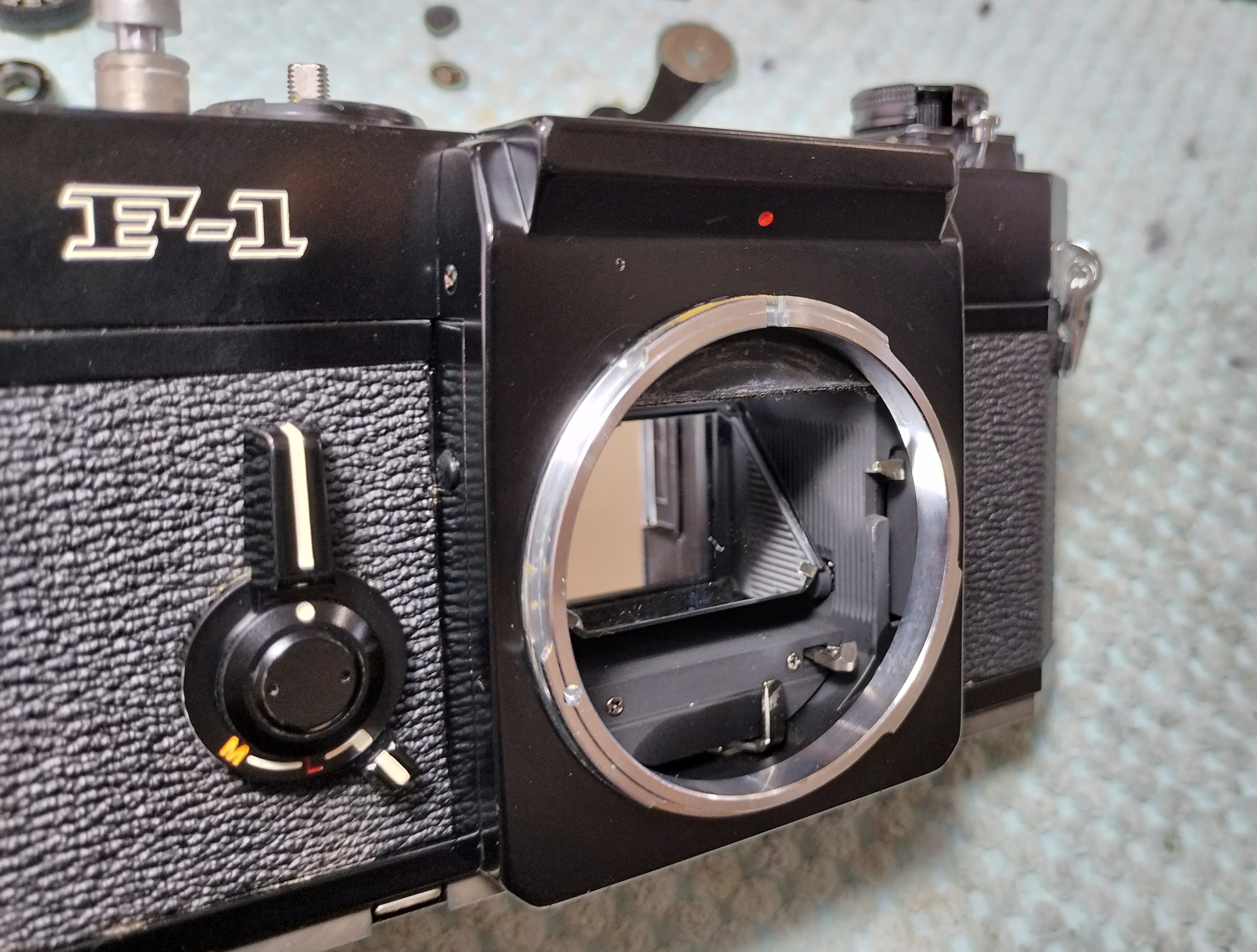 Canon F-1のトップカバー分解|フィルムカメラ修理のアクアカメラ Canon F-1のトップカバー分解|フィルムカメラ修理のアクアカメラ