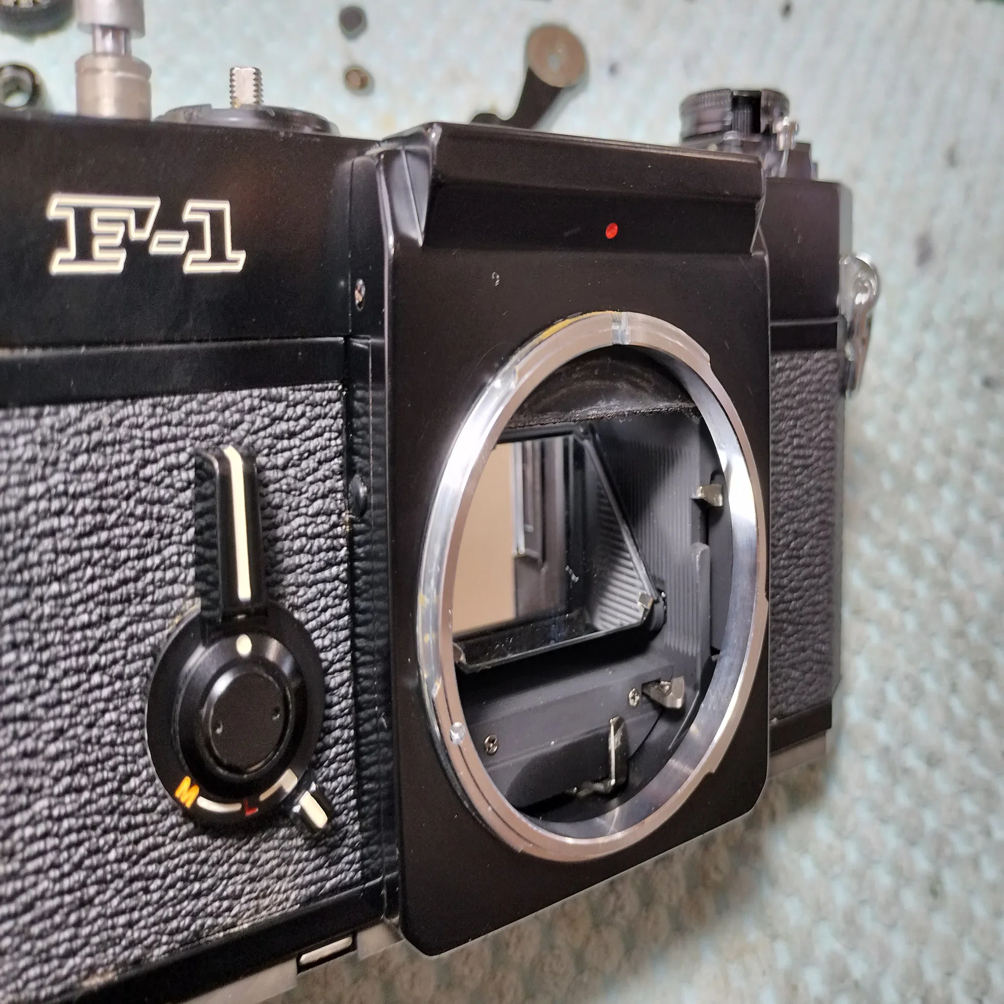 Canon F-1のトップカバー分解｜フィルムカメラ修理のアクアカメラ