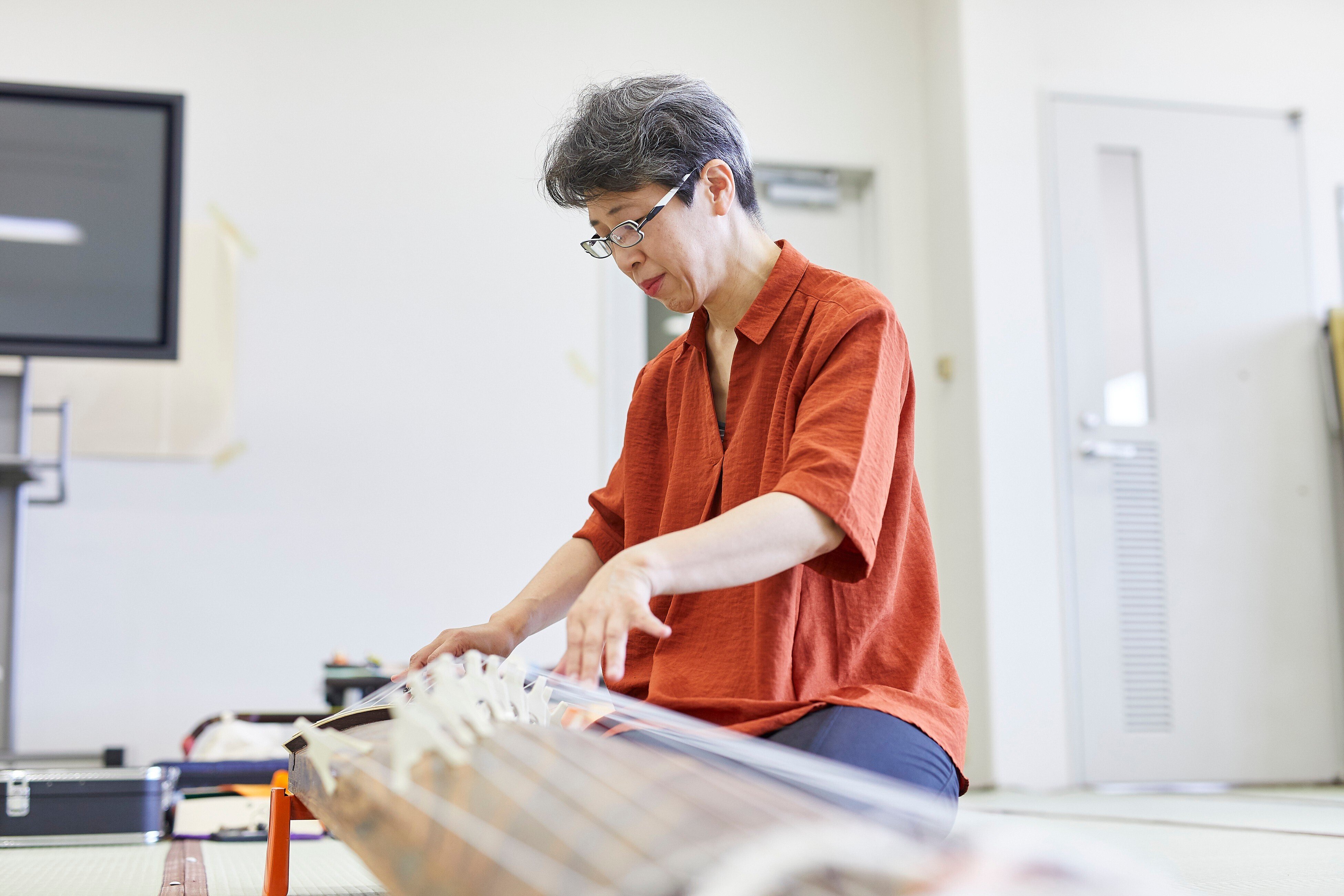 古楽譜から伝承が途切れた三味線組歌の楽曲を復原。留学生に箏の魅力も