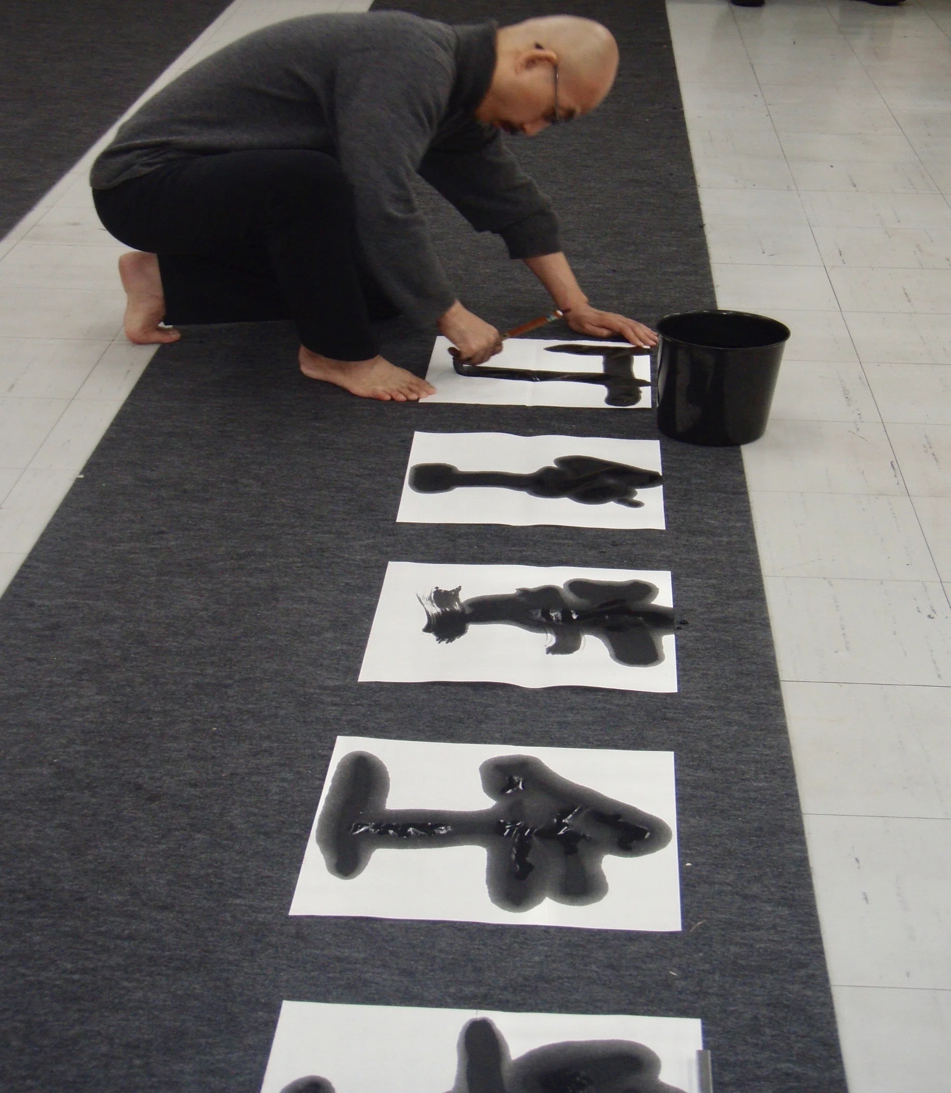 不測の画材、墨。 画面は自然現象を喚起する場となる。｜中嶋宏行