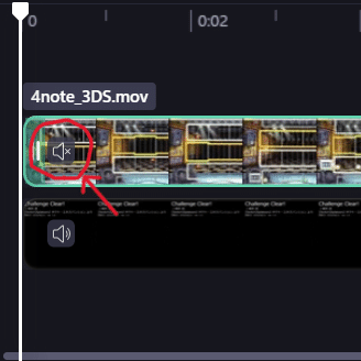 Clipchamp のタイムライン左端部分。タイムラインで上にある追加動画の帯の左端にスピーカーのマークがあり、赤丸で囲われて赤矢印で指されている。スピーカーのマークは追加動画がミュート、楽曲動画は音が出ていることを示している。