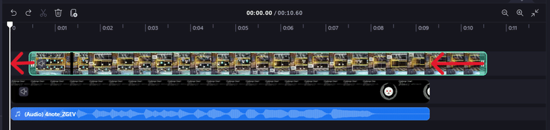 Clipchamp のタイムラインの画像。追加動画左端のハンドルからタイムラインの 00:00 へ、右端のハンドルから楽曲動画が終了する時間まで赤い矢印が伸びている。