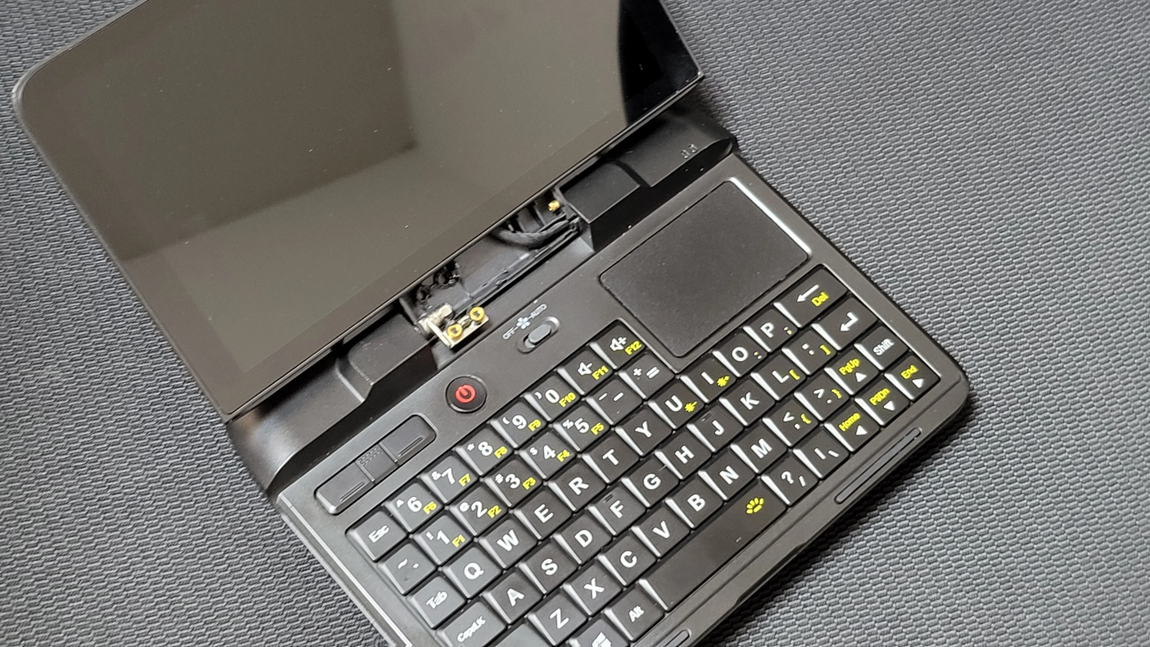 UMPCが盛大に膨れ上がっていたので、分解してバッテリーを抜く