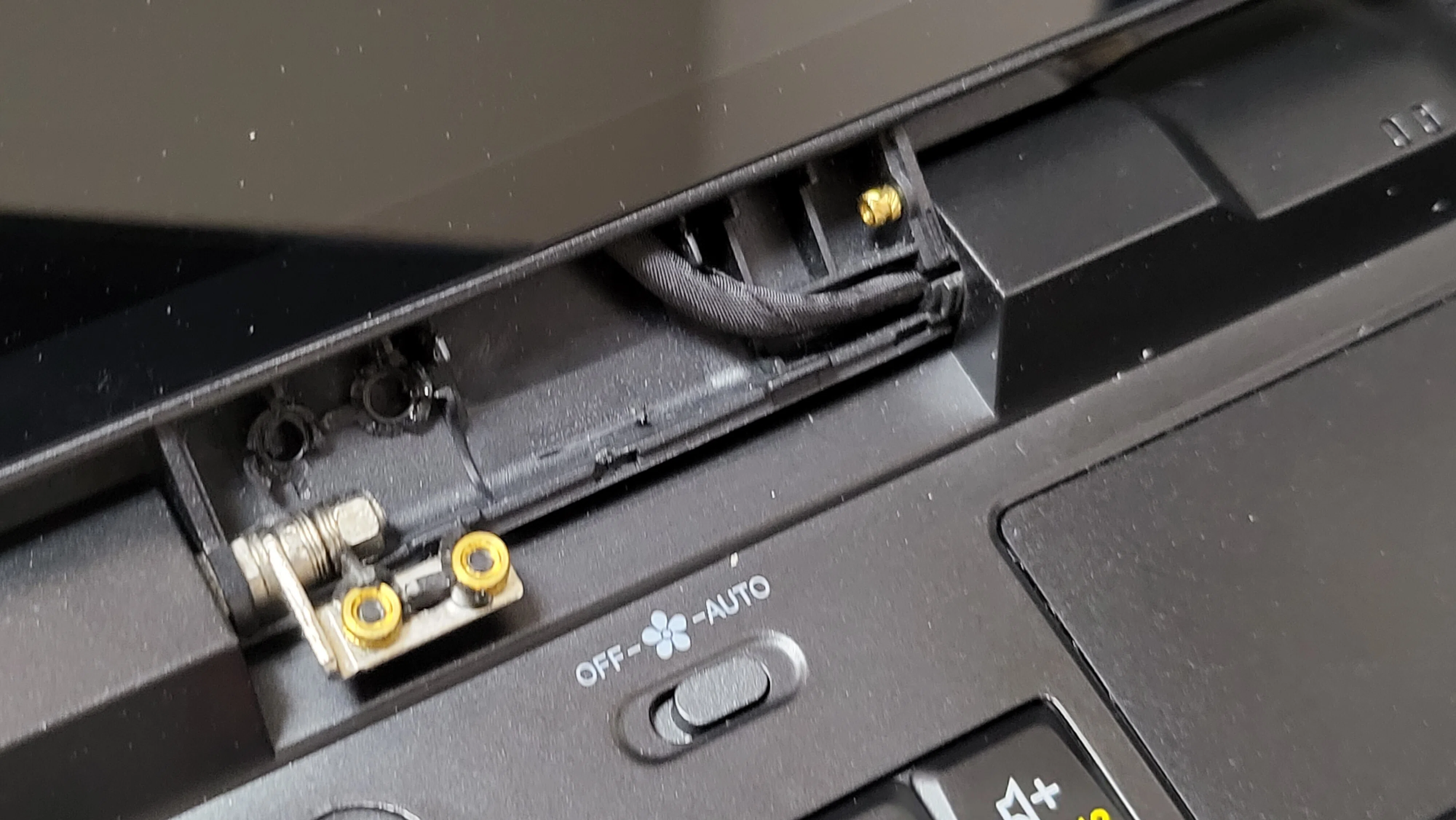 UMPCが盛大に膨れ上がっていたので、分解してバッテリーを抜く