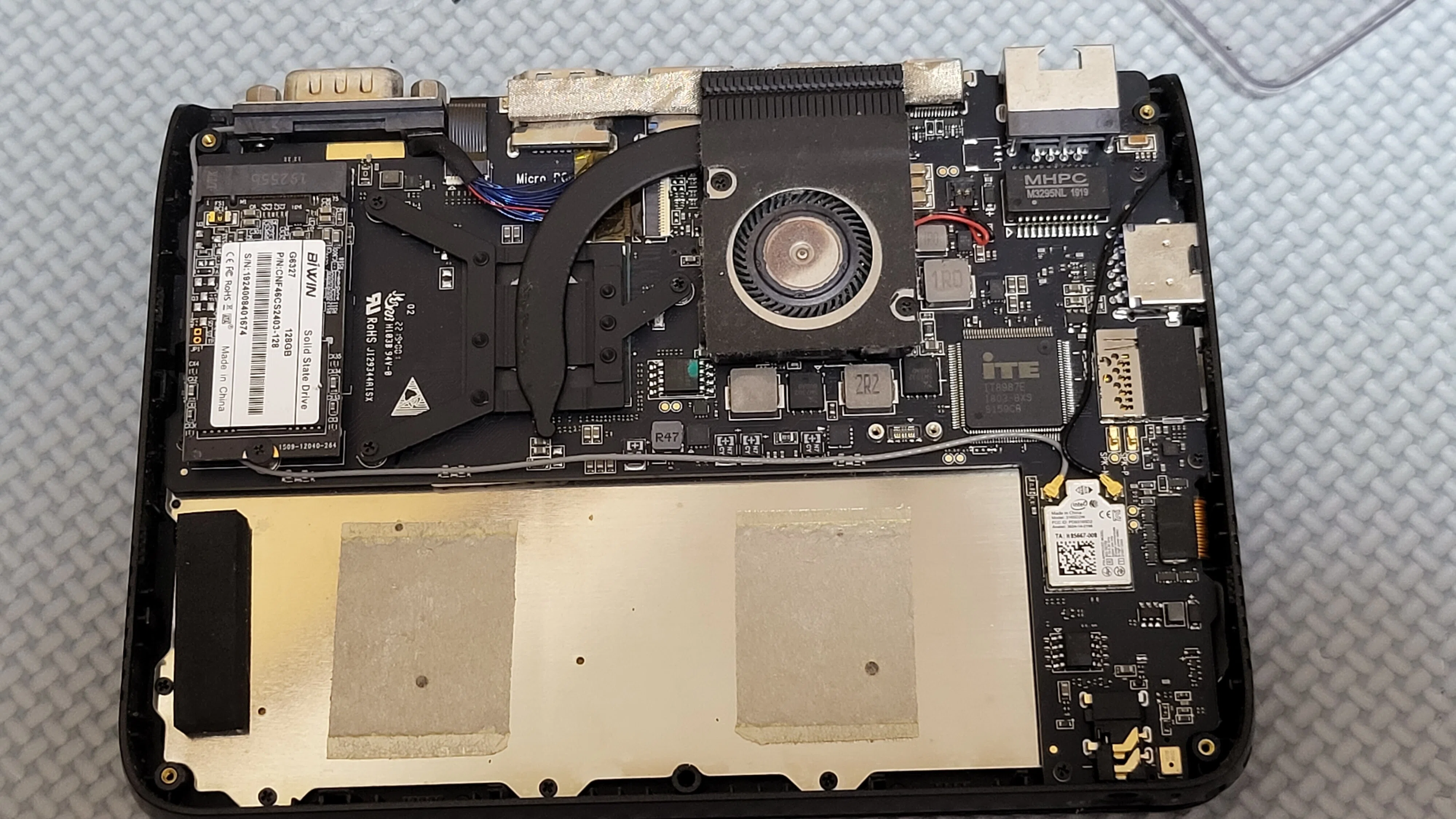 UMPCが盛大に膨れ上がっていたので、分解してバッテリーを抜く
