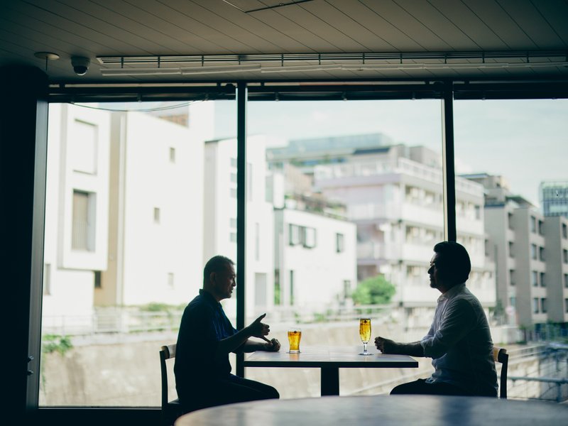 ビール片手に語る二人