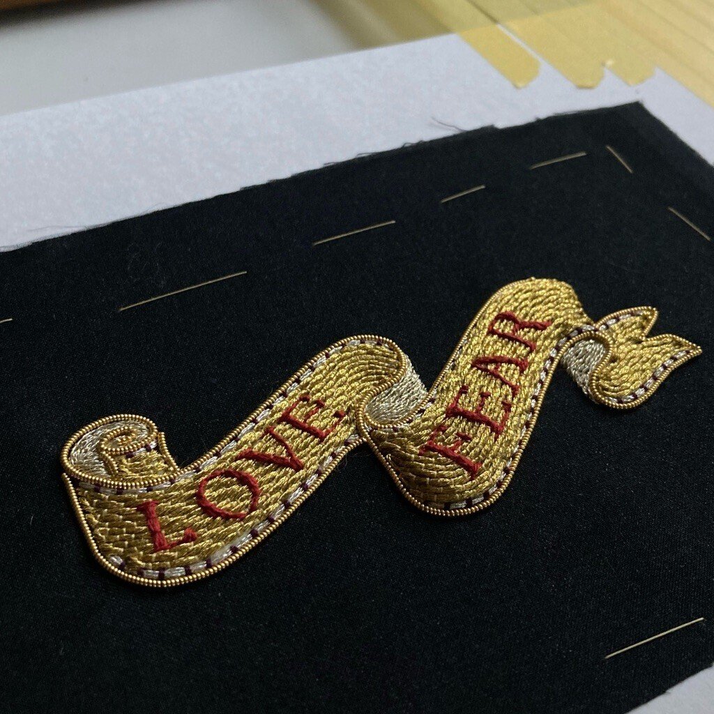 金の糸の刺繍が素敵なイタリア製らしきチェア