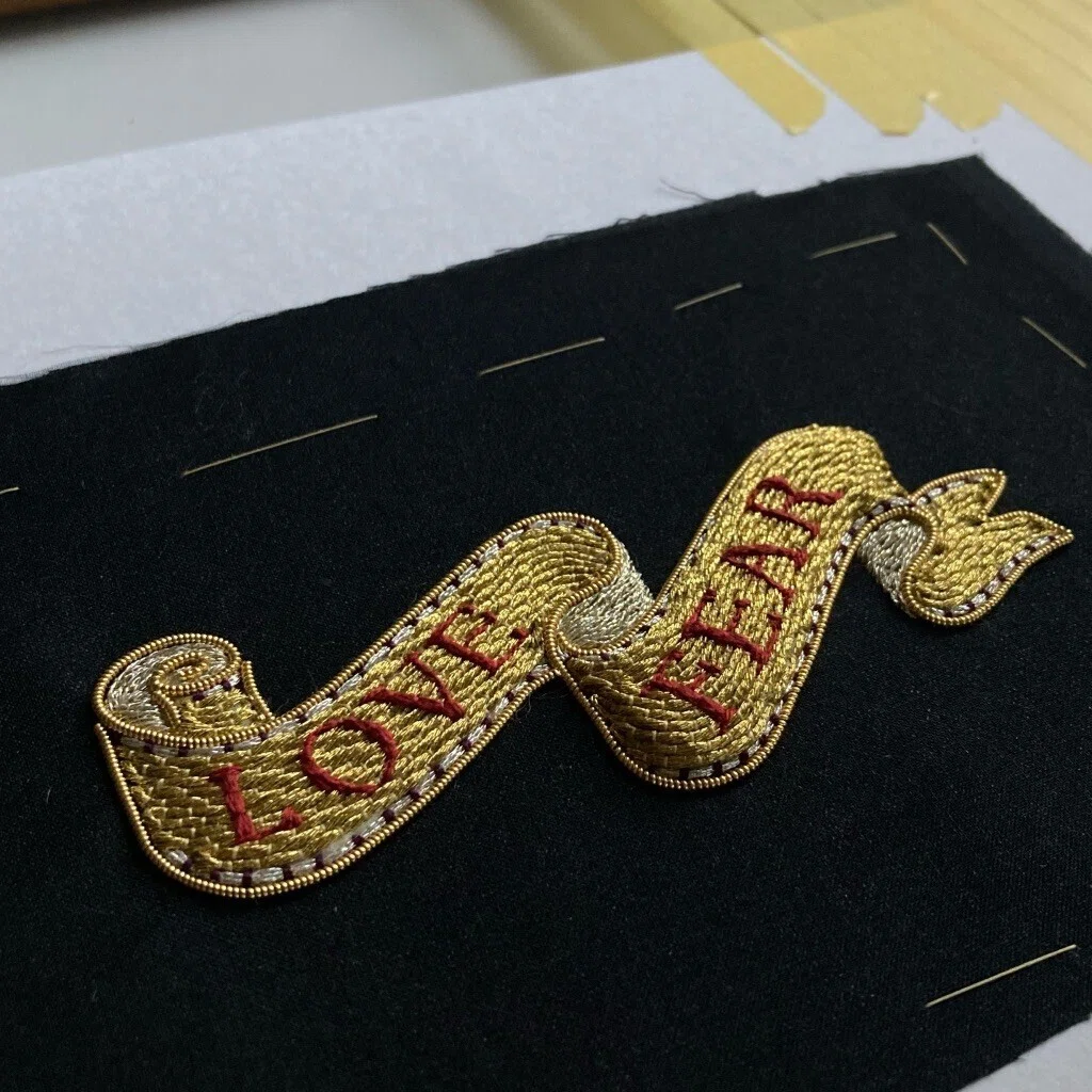 金の糸の刺繍が素敵なイタリア製らしきチェア （消滅しかかっている 