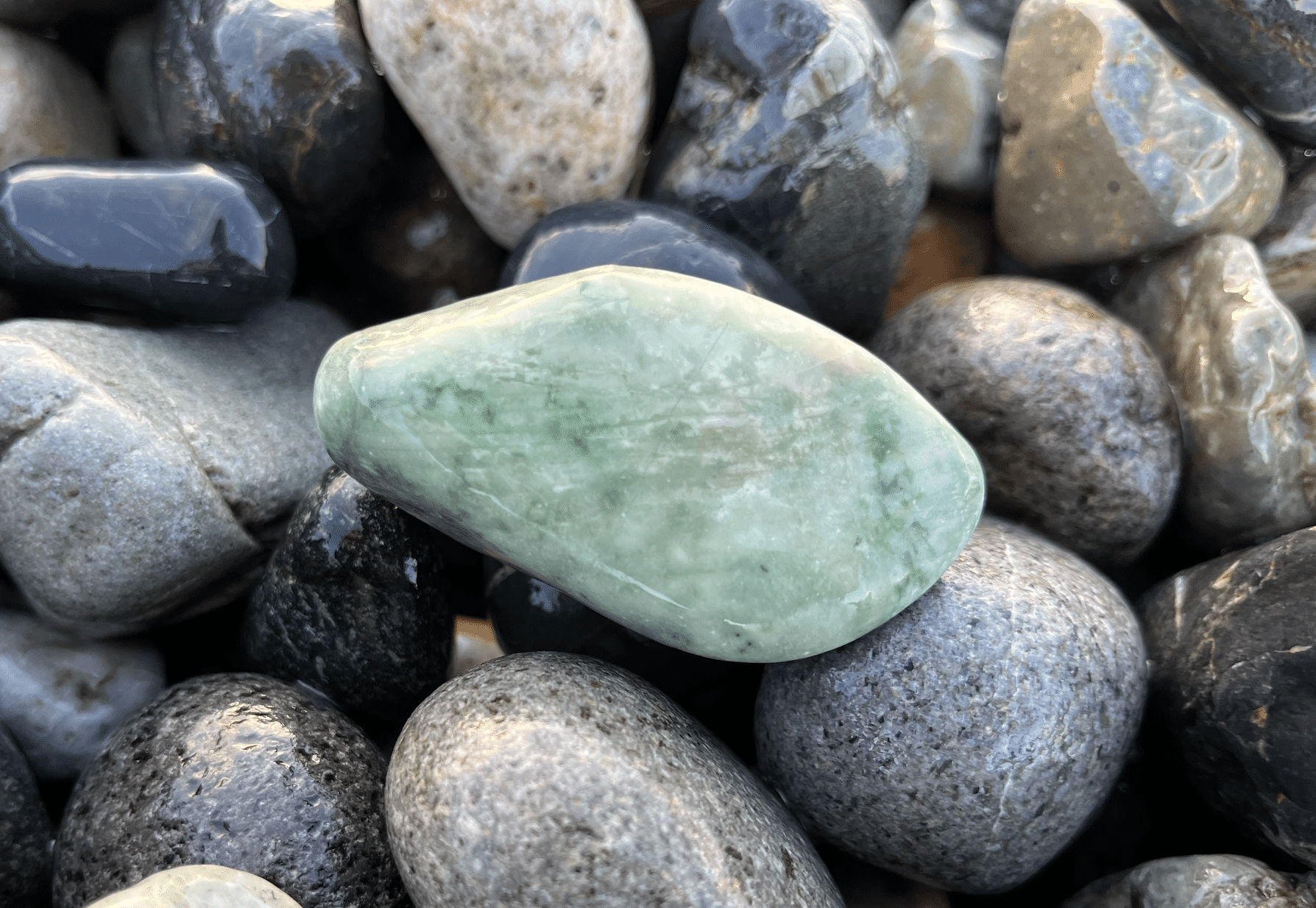 海岸・海中 翡翠 ヒスイ ひすい（宮崎海岸～糸魚川）NO.6 翡翠 原石