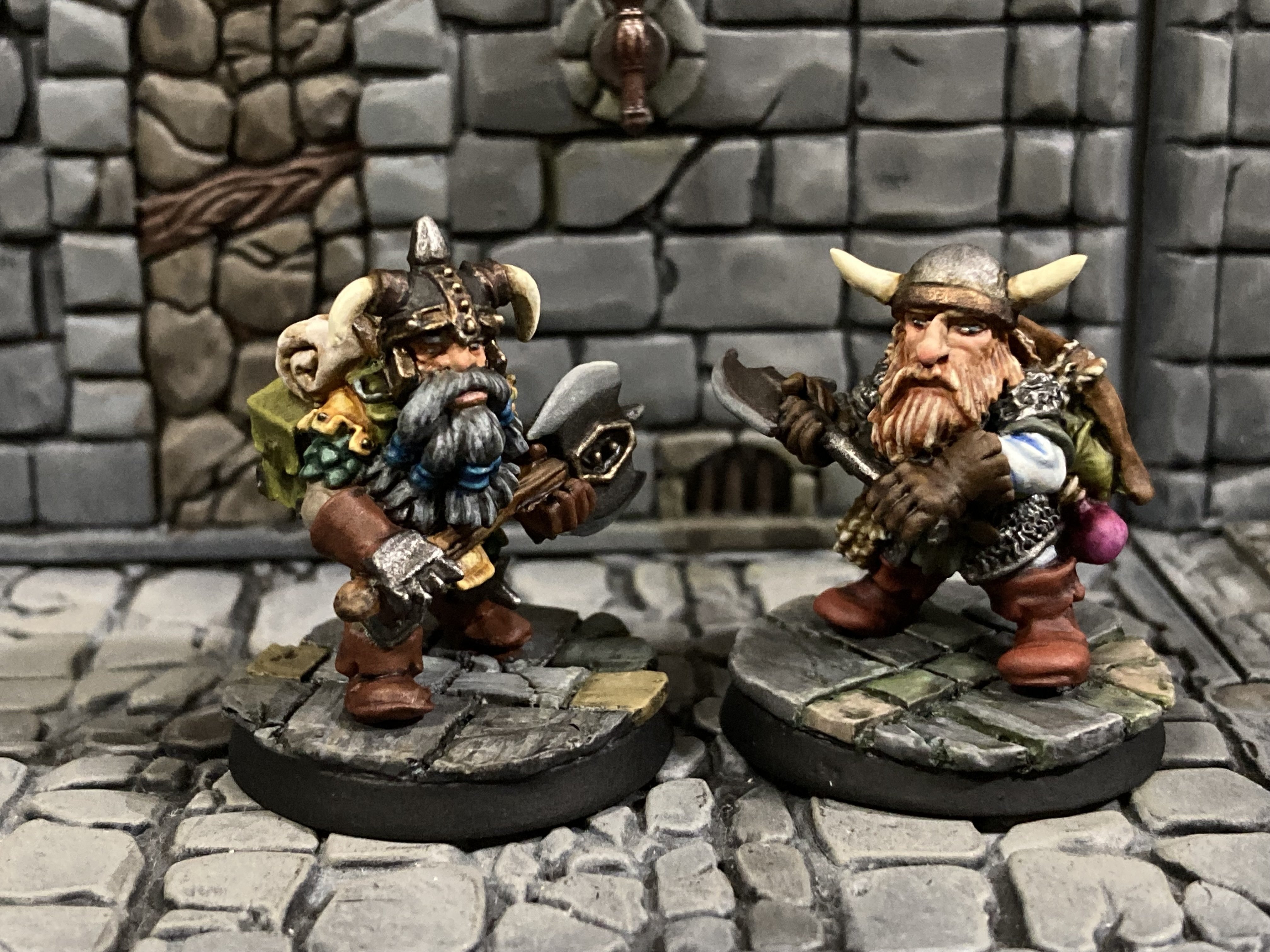 両手斧を構える、ドワーフの戦士（アザーワールド）｜きしみつ