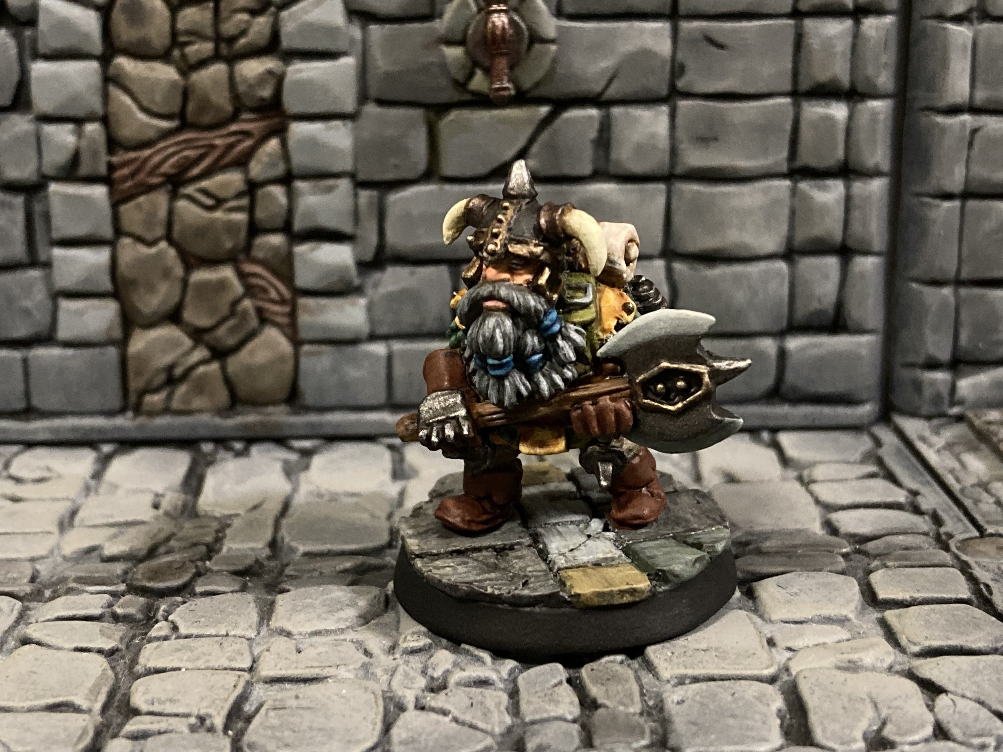 両手斧を構える、ドワーフの戦士（アザーワールド）｜きしみつ