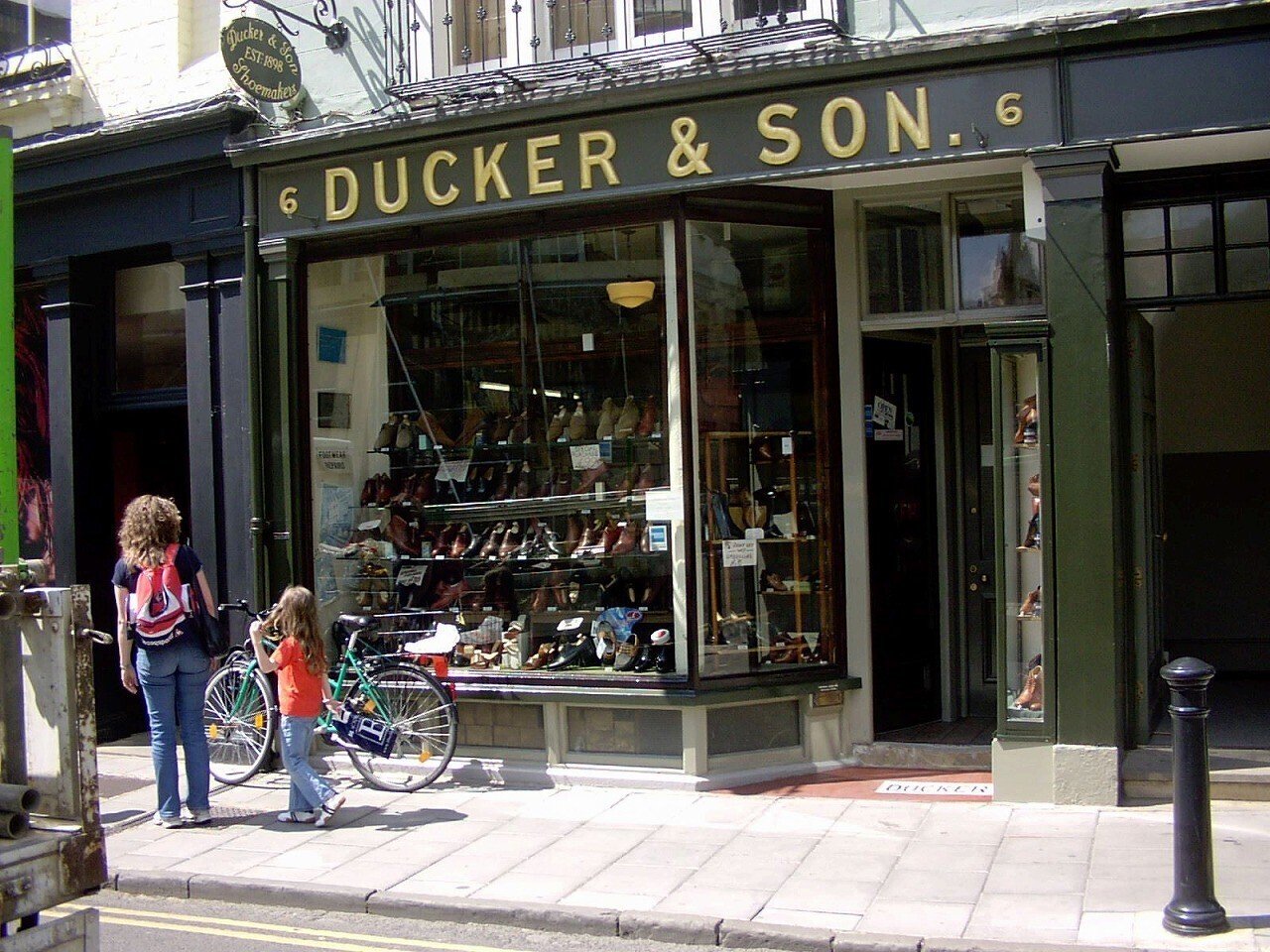 靴を修理する僕の足:Ducker & Son|asakusacobbler 靴を修理する僕の足:Ducker & Son|asakusacobbler