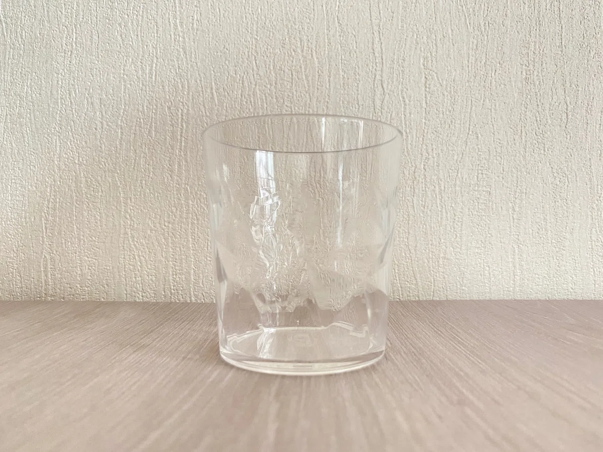 プラスチック製のコップ