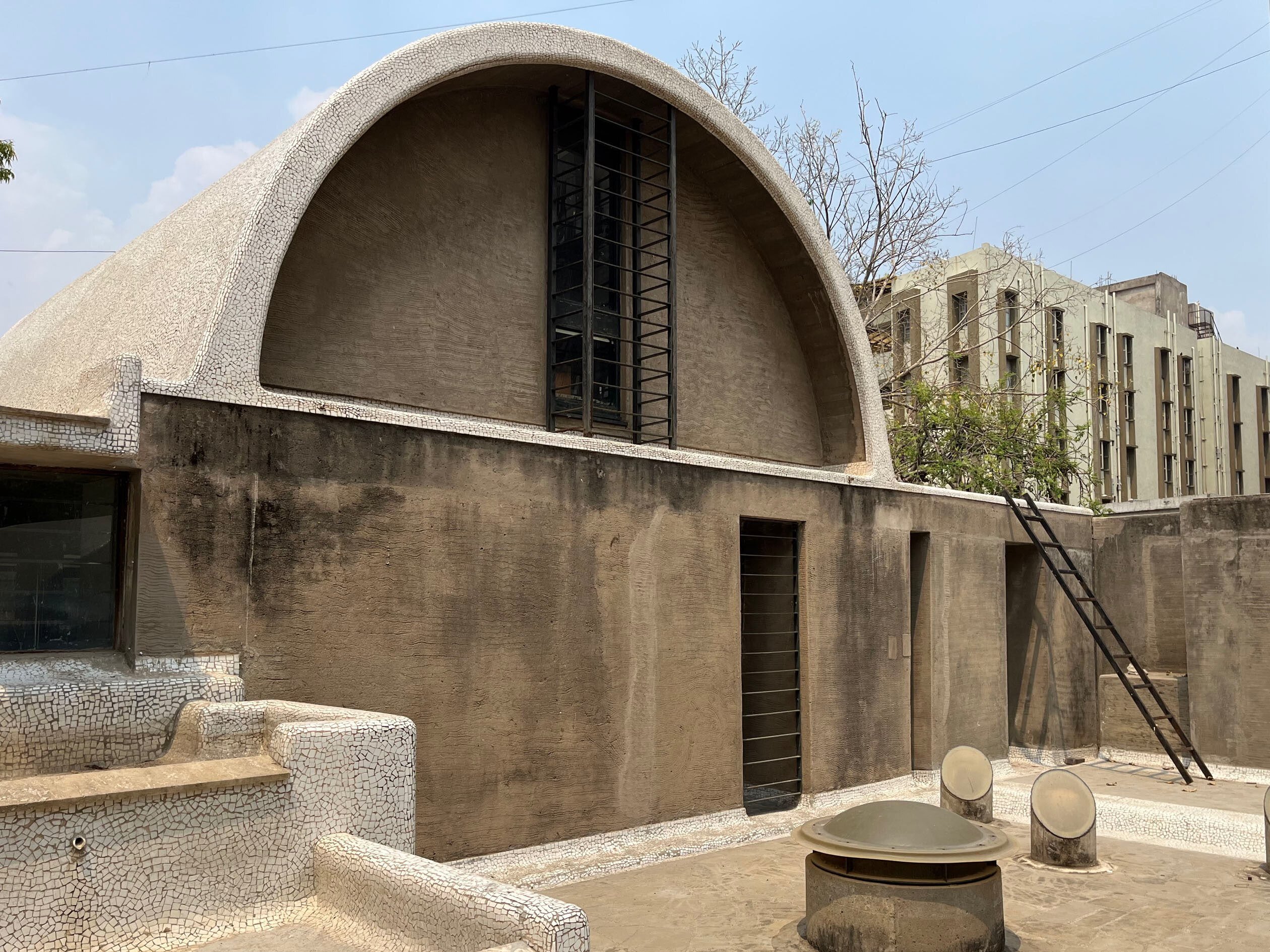 Balkrishna Doshi バルクリシュナ・ドーシ：人々のための建築 建築】インドの巨匠建築家 バルクリシュナ・ドーシを知って