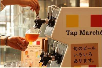 タップマルシェでビールを注ぐ