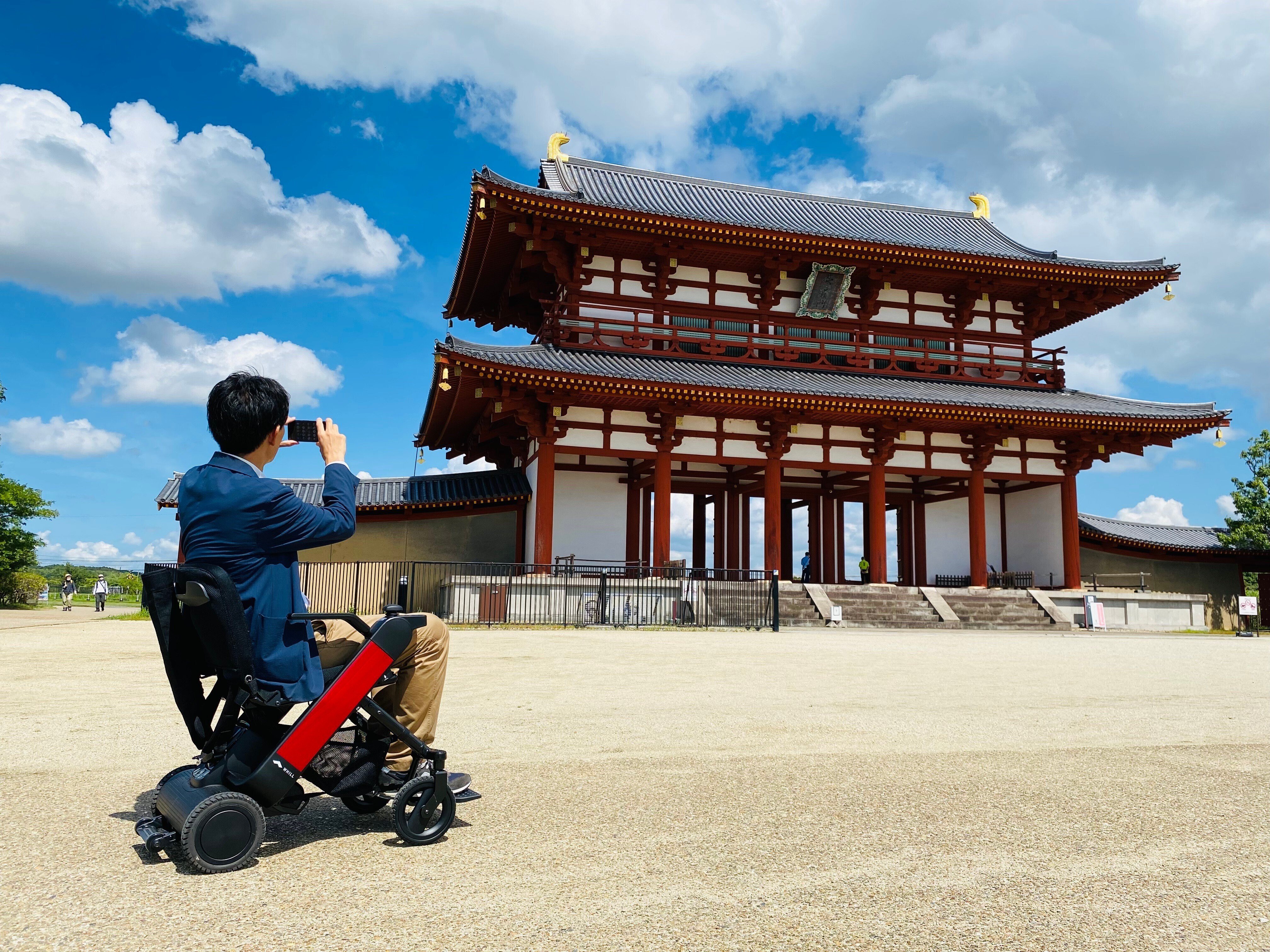 平城 歴史景観にそっと溶け込むWHILLの存在】奈良・平城宮跡にWHILL