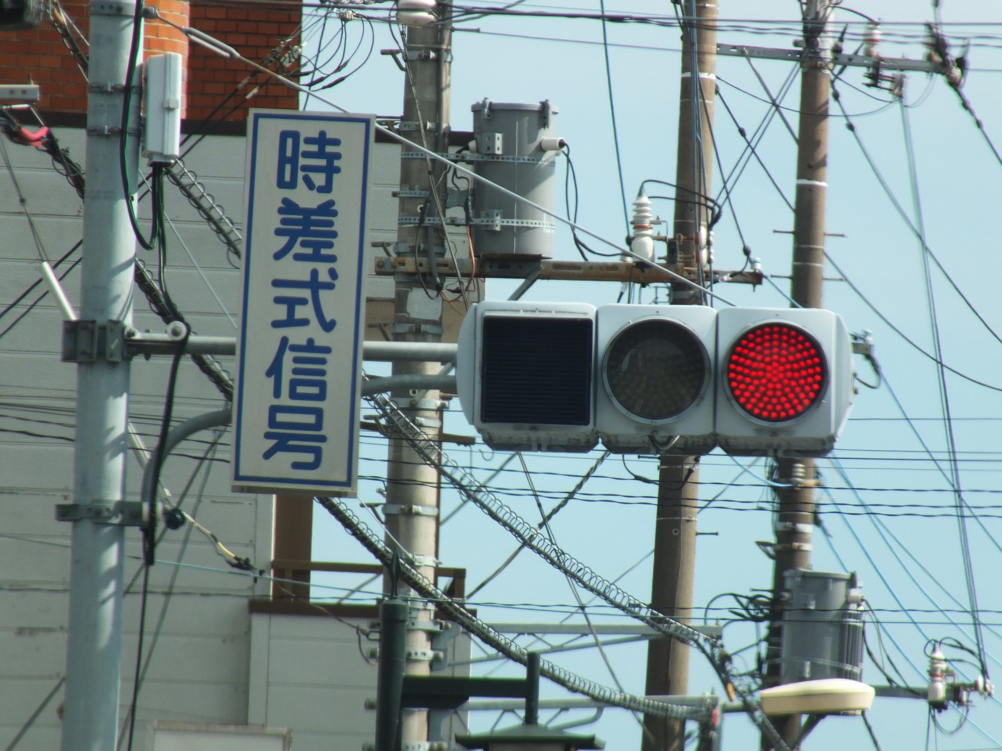 鴻巣市本町(南)にあるオール日信初代薄型素子型ユニット短フードと青