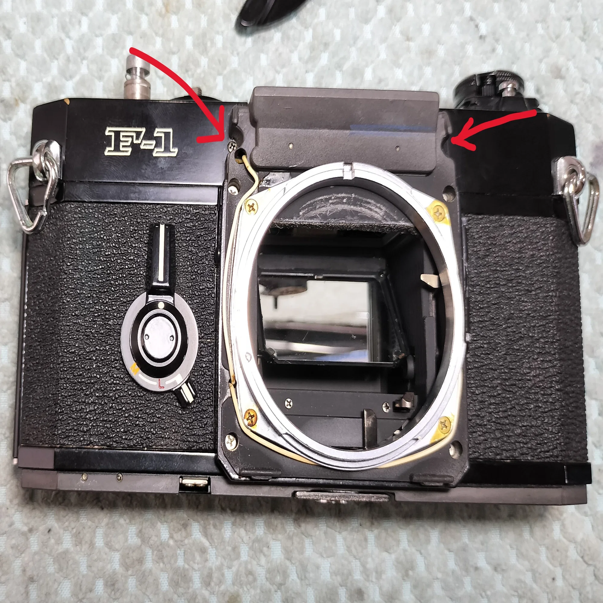 Canon F-1のトップカバー分解｜フィルムカメラ修理のアクアカメラ