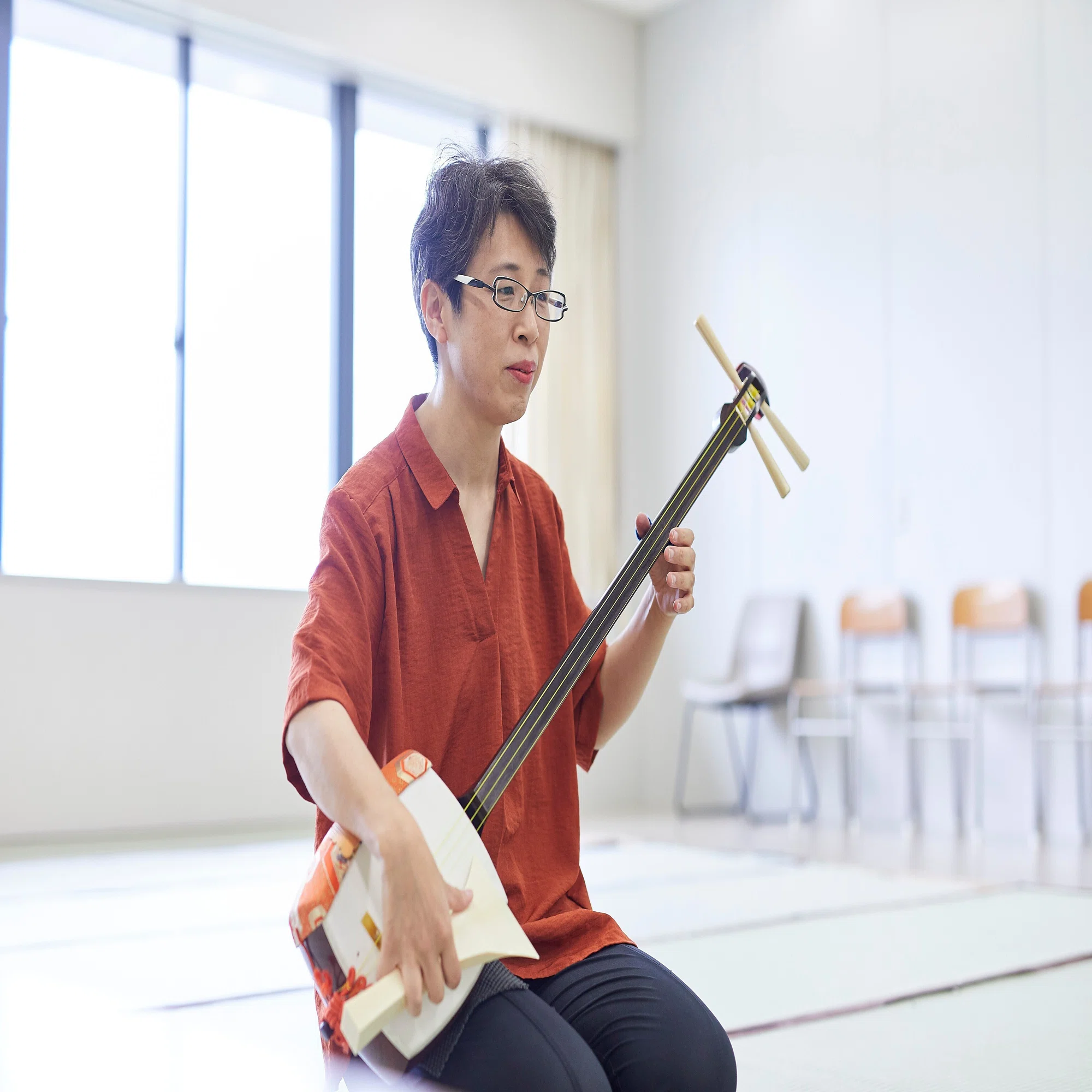 古楽譜から伝承が途切れた三味線組歌の楽曲を復原。留学生に箏の魅力も 