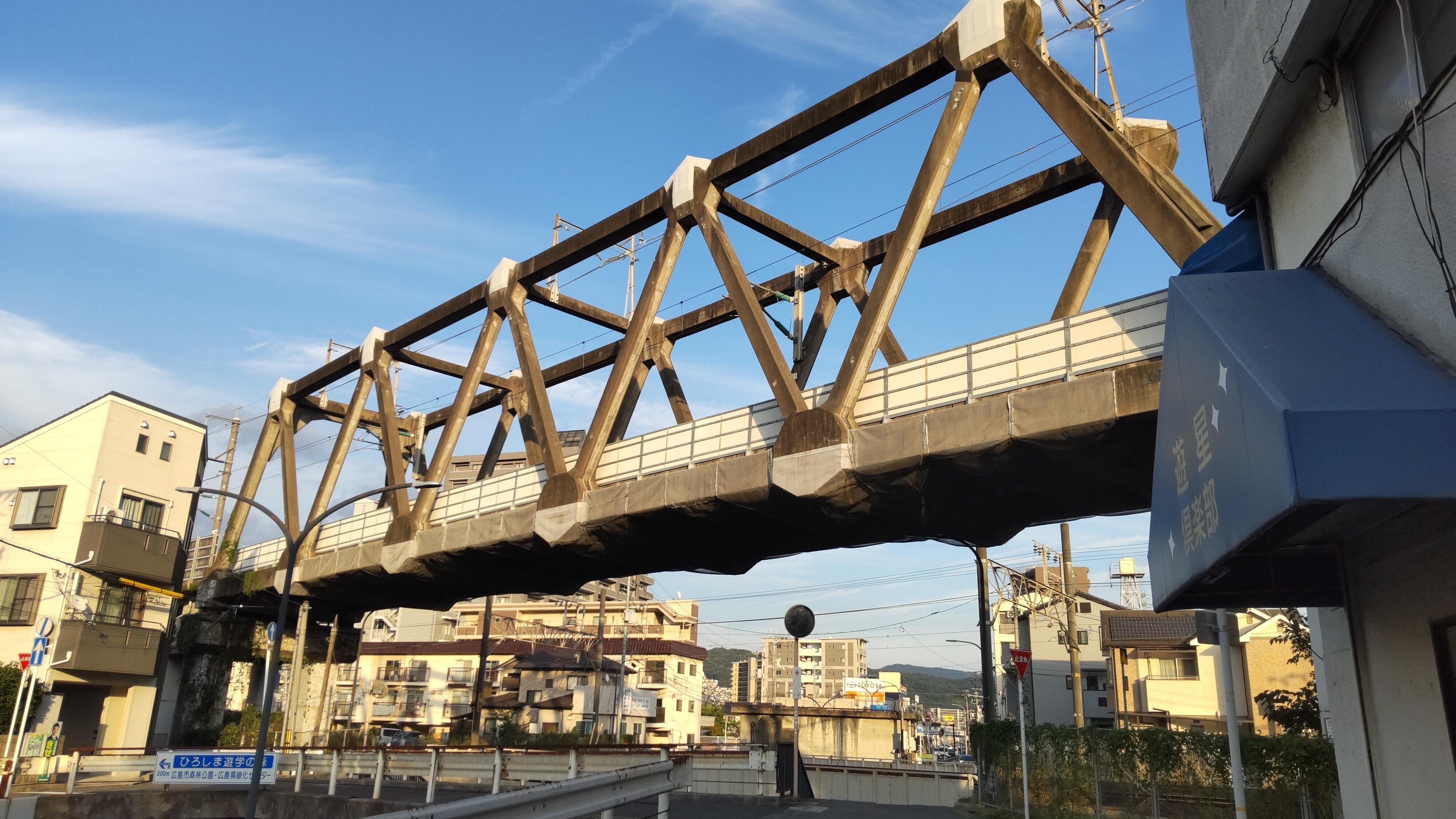 【山陽新幹線】プレート　岩鼻PCトラス鉄道橋りょう 岩鼻架道橋 - Wikipedia