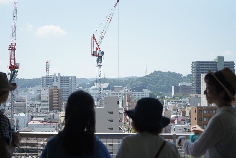 旧平城から平のまちを見下ろしている様子　再開発の工事が進められる平の町並み