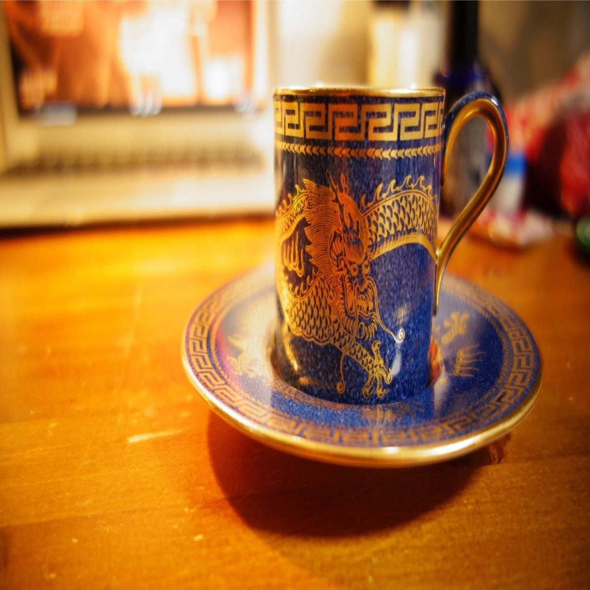 ウェッジウッドのアストバリーブラックでデミタスコーヒーを飲む  