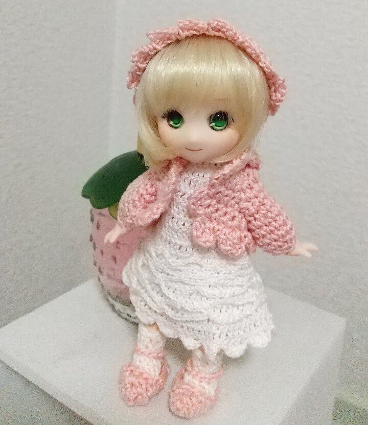 ハンドメイド着せ替え人形　白いカーデ ハンドメイド 着せ替え人形 白いカーディガンさん