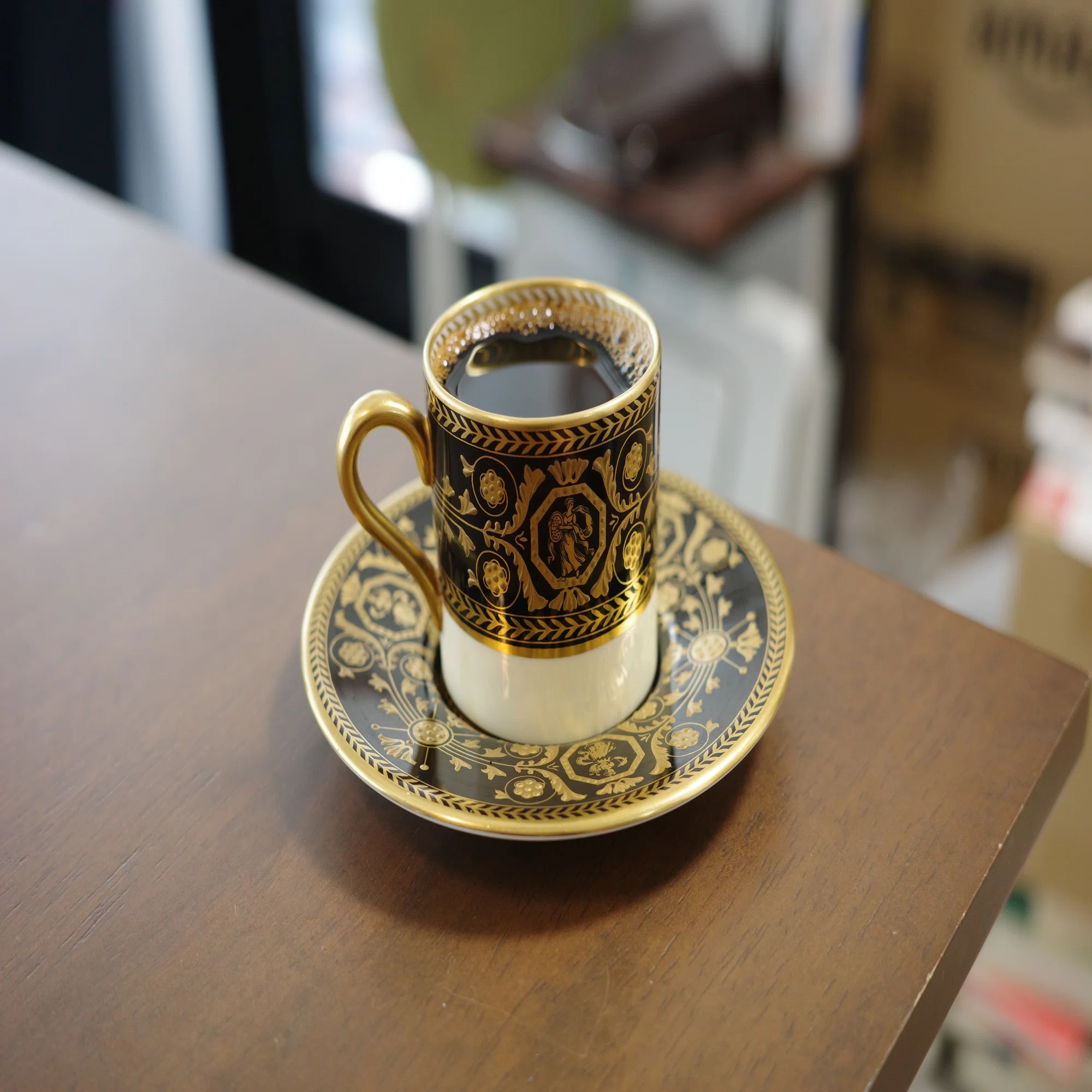 ウェッジウッドのアストバリーブラックでデミタスコーヒーを飲む 
