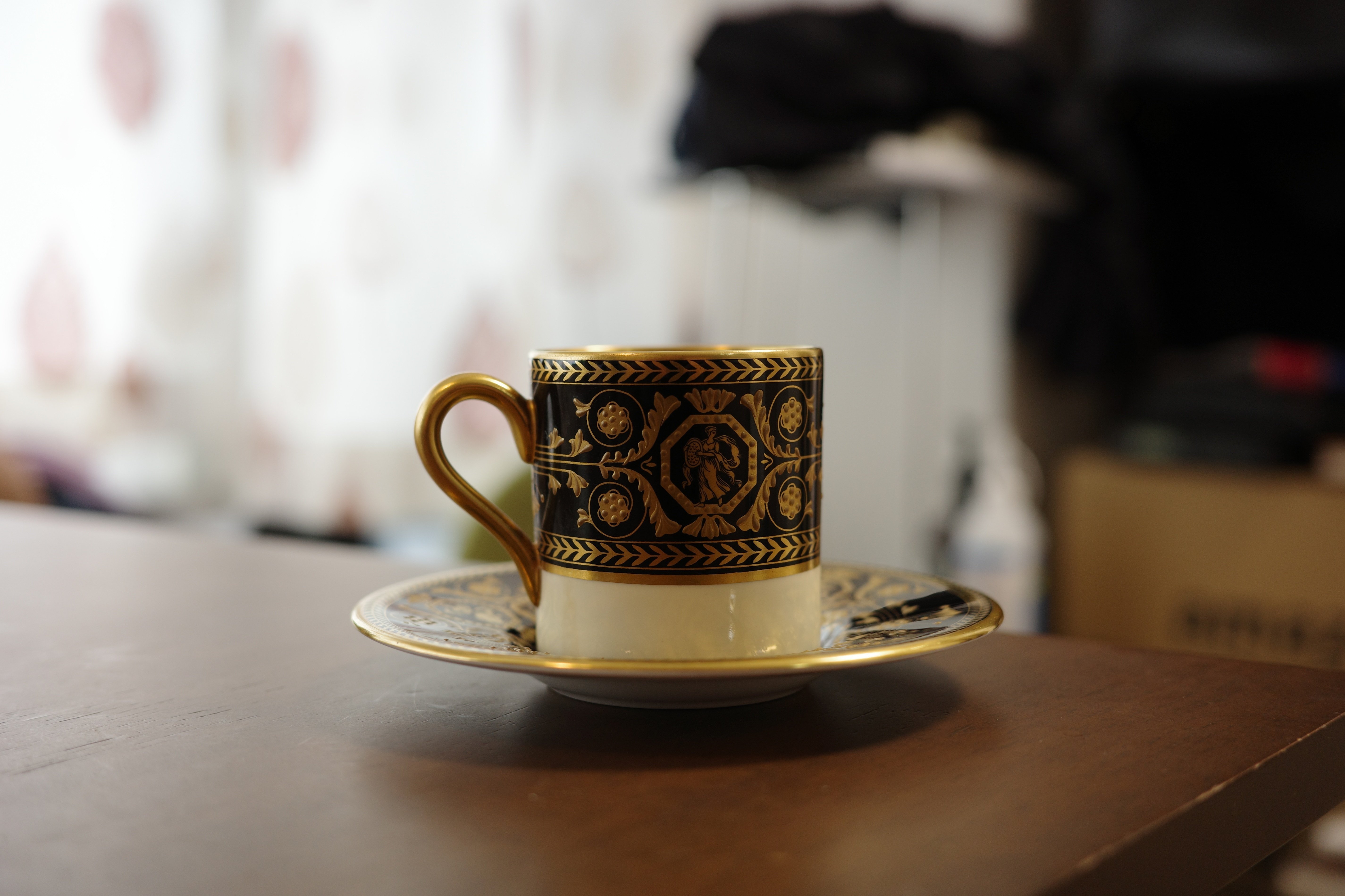 ウェッジウッドのアストバリーブラックでデミタスコーヒーを飲む ウェッジウッドのアストバリーブラックでデミタスコーヒーを飲む