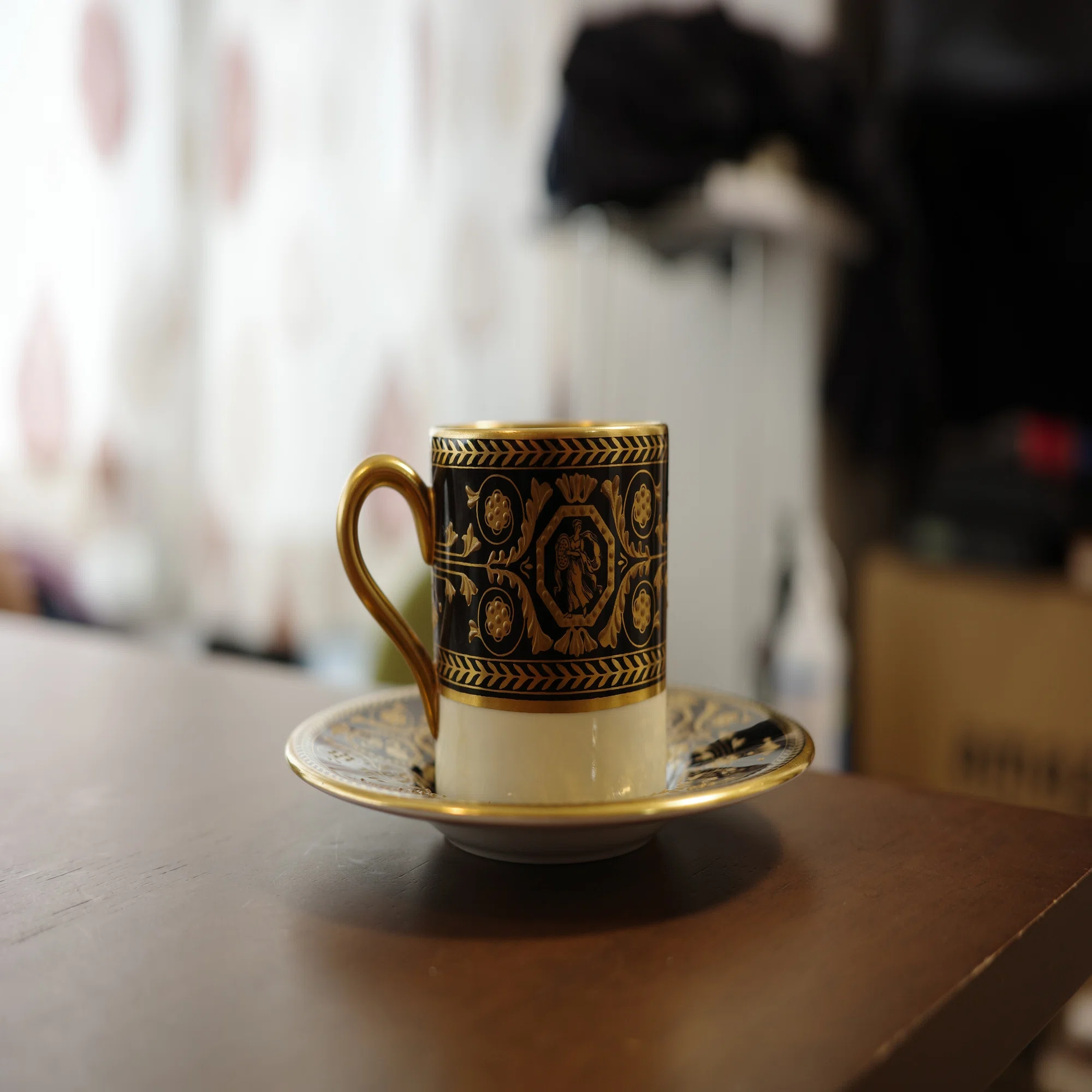 ウェッジウッドのアストバリーブラックでデミタスコーヒーを飲む 