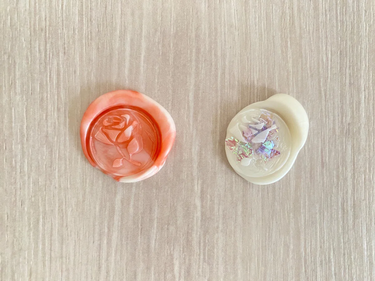 くすみピンク、パールを使ったシーリングスタンプと、パール、ネイルパーツ9P クラッシュポロを使ったシーリングスタンプ