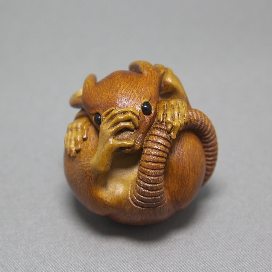 丸ネズミ根付け Netsuke of a Rat Curled into a Ball】日本