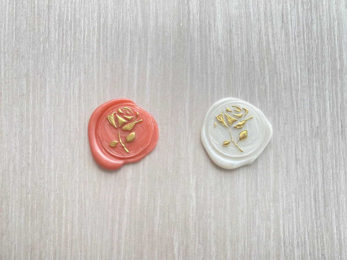 くすみピンクとパールを使い、ペイントマーカーで塗った、シーリングスタンプ完成品