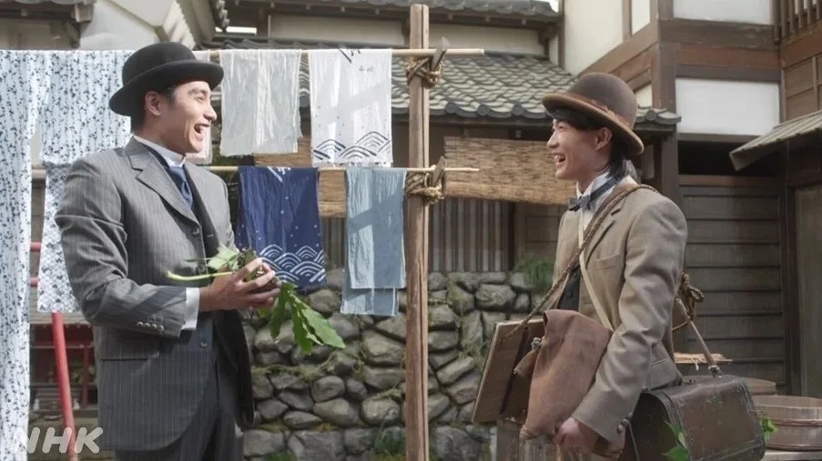 劇中写真:十徳長屋で笑いあう佑一郎と万太郎
