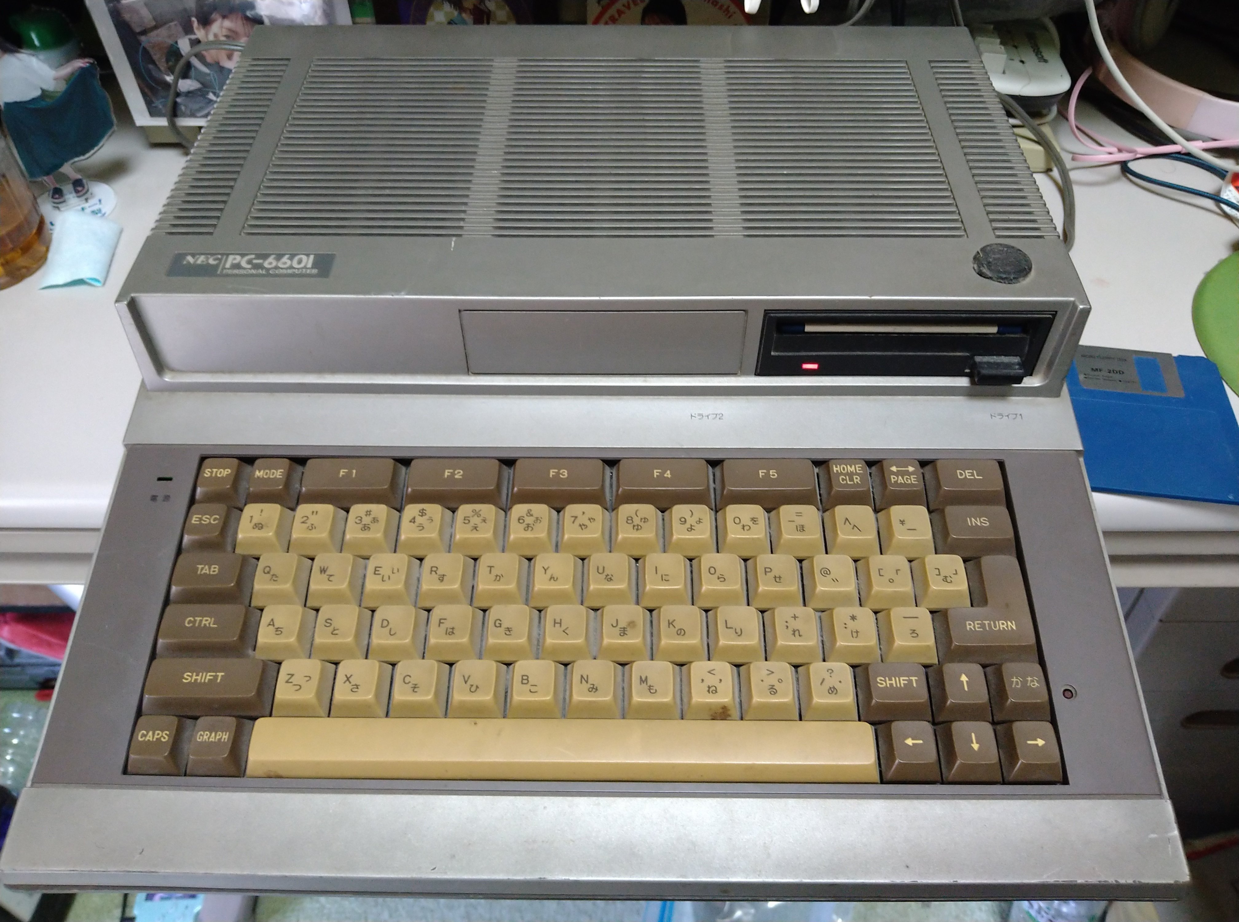 古のパソコン、PC-6601（1983年、NEC）の画面が赤みがかる症状を