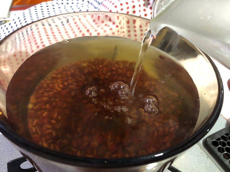 沸騰したら小豆の量の2倍の水を加えて弱めの中火にする