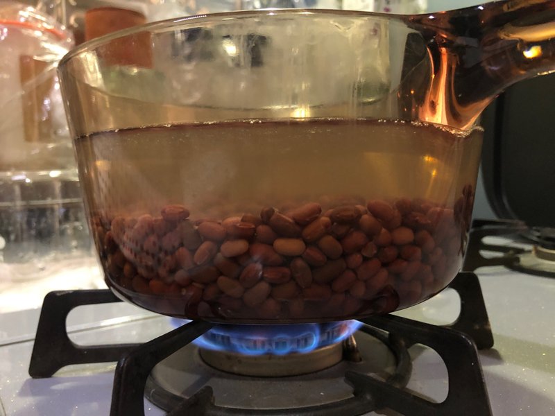 小豆の量の4倍の水を加えて弱めの中火で煮る
