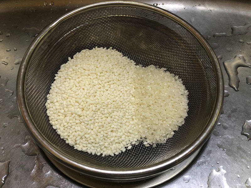 もち米とうるち米を一緒に洗う
