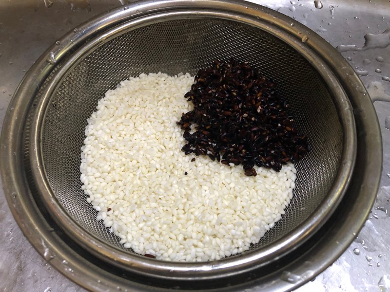 洗ったもち米とうるち米に先に漬けておいた古代米(黒米)を加える